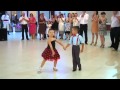 2 Kinder tanzen absolut irre