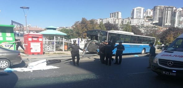 Linienbus rast in Haltestelle